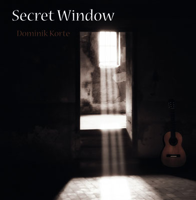 Albumcover mit dem Titel „Secret Window“ von Dominik Korte. Das Bild zeigt einen dunklen Raum mit Steinboden. In der Mitte ist eine offene Tür zu sehen, durch die helles Tageslicht einfällt. Die Lichtstrahlen zeichnen sich deutlich im Raum ab und fallen auf den Boden. Rechts im Schatten lehnt eine akustische Gitarre an der Wand. Oben links steht der Schriftzug „Secret Window“, darunter der Name „Dominik Korte“. Die Stimmung ist still, intim und geheimnisvoll.