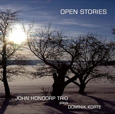 Albumcover mit dem Titel „Open Stories“. Zu sehen ist eine winterliche Landschaft mit schneebedecktem Boden. Mehrere kahle Bäume stehen im Vordergrund und werfen lange Schatten. Die Sonne steht tief am Himmel und scheint durch die Äste, wodurch ein ruhiges, leicht melancholisches Licht entsteht. Im oberen Bereich steht der Schriftzug „Open Stories“. Unten ist der Text „John Hondorp Trio plays Dominik Korte“ zu lesen. Die Farben sind kühl, mit Blau-, Grau- und Weißtönen